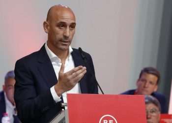 Presidente de la Federación Española de fútbol rechaza dimitir por caso de beso forzado