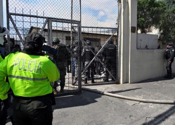 Presos de cárcel de Ecuador tienen retenidos a 57 guardias y policías