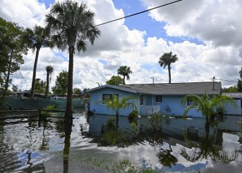Florida evalúa los daños tras el paso de Idalia, que avanza por el sudeste de EE. UU.