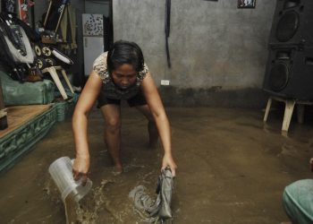 Centenares huyen de inundaciones ante paso de supertifón por Filipinas