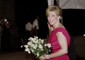 Sotheby’s venderá emblemático jersey con ovejas de la princesa Diana