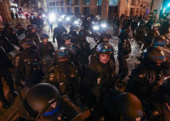 Tres policías franceses acusados por la muerte de un hombre durante disturbios