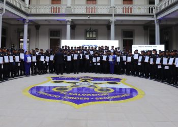 Autoridades condecoran a personal operativo y administrativo de la PNC, en el marco de los 31 años de su fundación