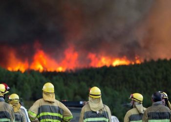 Incendios en Canadá obligan a evacuar una ciudad y poner bajo alerta una región