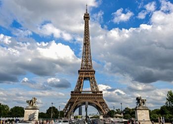 Un hombre salta en paracaídas desde la Torre Eiffel antes de ser detenido