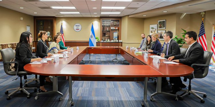 Encuentro. La canciller Alexandra Hill, se reunió con la administradora de la Agencia de los Estados Unidos para el Desarrollo Internacional (USAID), Samantha Power.