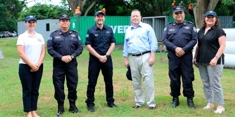 El embajador William Duncan (cuarto de izquierda a derecha) junto a las autoridades salvadoreñas. Foto ANSP.