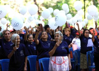 Adultos mayores participan en actividades físicas en Usulután