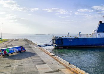 El ferri responde a la demanda del sector empresarial, según la Blue Wave Corporation