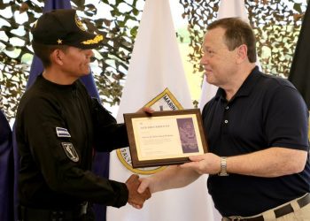 Embajador de EE. UU. entrega reconocimiento a la Fuerza de Tarea Naval Tridente, en La Unión