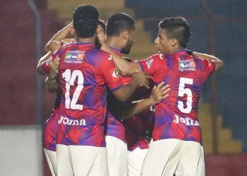 FAS, en su maratón de partidos, dio cuenta de Firpo con cartones de 2-1