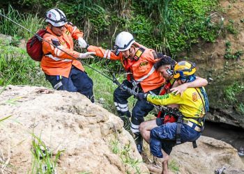 Protección Civil rescata a dos personas que fueron arrastradas por el río Acelhuate entre Apopa y Ciudad Delgado