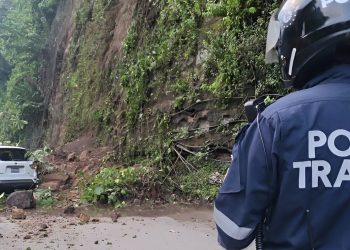 Autoridades asisten a lesionados por derrumbe en la carretera de Los Chorros