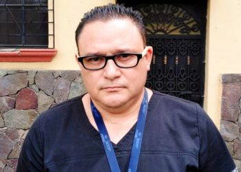 Arrestan a estafador que se hacía pasar por médico en Santa Ana