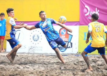 Reyes y reinas del gol en la arena del fútbol playa
