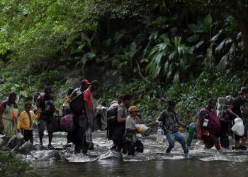 Récord anual de migrantes cruzó la selva panameña