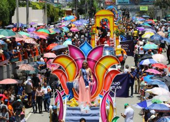 El desfile del comercio engalanó las calles de San Salvador