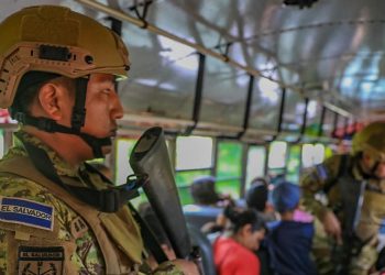 Escritor venezolano se muestra a favor del combate de las pandillas en El Salvador