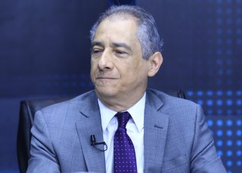 Mario Vega pone en duda popularidad de Bukele en encuestas