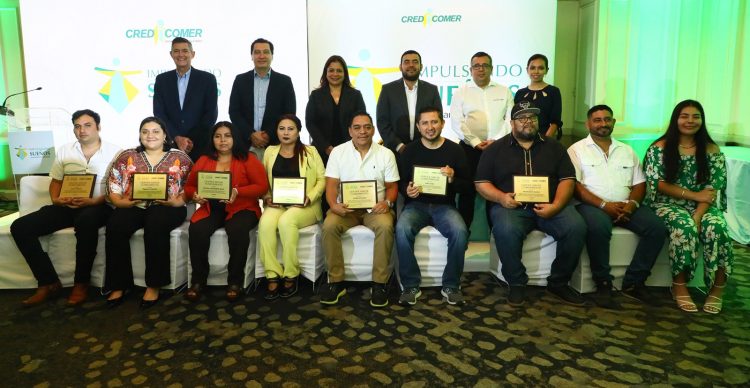 Representantes de empresas recibieron reconocimientos por participar en el proceso de formación de Credicomer.