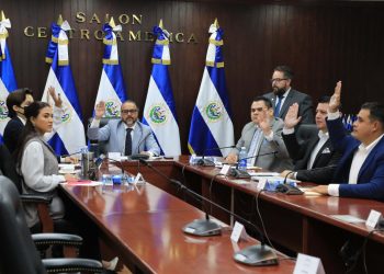 Avalan petición fiscal para desaforar al diputado Érick García y emiten dictamen