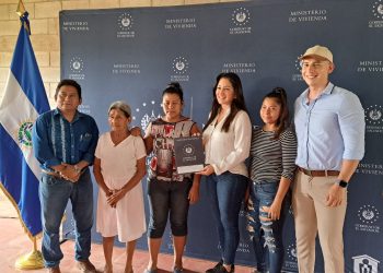 Entregan viviendas y escrituras en Sonsonate