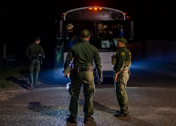 Muere una niña venezolana en bus de migrantes en Texas