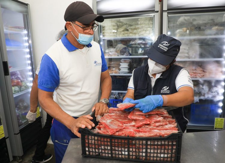 Los empresarios reconocen la importancia de la inocuidad para la salud de los consumidores y la calidad de sus productos. Foto / Diario El Salvador.