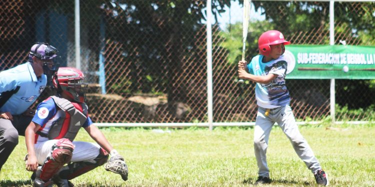 Los niños que práctican el béisbol en la isla Meanguera del Golfo, contarán con un mayor apoyo de la Federación Salvadoreña de Béisbol. Foto/Fedebéis