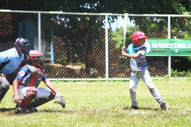 Los niños que práctican el béisbol en la isla Meanguera del Golfo, contarán con un mayor apoyo de la Federación Salvadoreña de Béisbol. Foto/Fedebéis