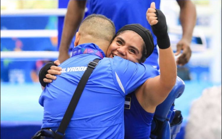 Proveniende del triatlón y el ciclismo, Gabriela Cárcamo, ha optado actualmente por el deporte de los «puños y narices chatas». Fotos/Fesalbox