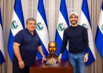 Artista salvadoreño Carlos Chávez entrega escultura creada en homenaje al presidente Nayib Bukele