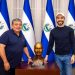 Artista salvadoreño Carlos Chávez entrega escultura creada en homenaje al presidente Nayib Bukele