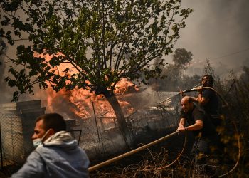 Miles de evacuados y 20 muertos por nuevos incendios en Grecia