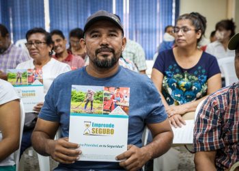 Pequeños productores reciben seguro agrícola
