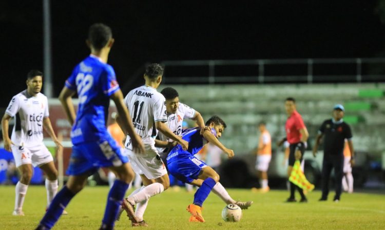 Alianza pese a quedar con diez hombres recién iniciado el segundo tiempo, logró sacar el empate ante Firpo. Fotos/Jarvyn Muñoz
