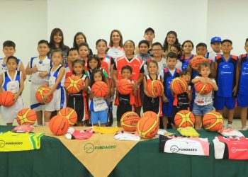 FUNDAGEO entrega insumos deportivos a escuela de básquetbol