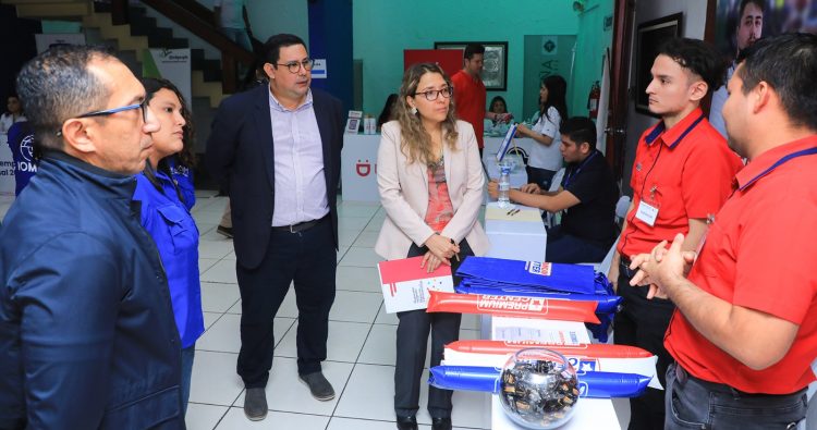 Cientos de salvadoreños tuvieron la oportunidad de acceder a un empleo en la feria de Camarasal.