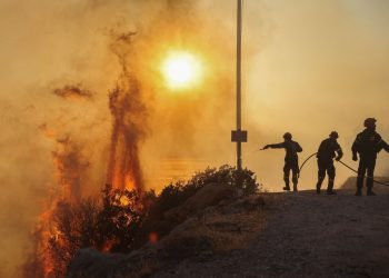 Bomberos siguen luchando contra el fuego en el noreste de Grecia