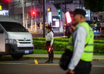 El VMT entrega a gestores y policías nuevos dispositivos para imponer esquelas digitales