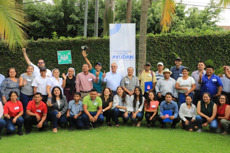 Los finalistas del programa Ayudando a Quienes Ayudan y Roberto Kriete, presidente de la Fundación Gloria Kriete. Foto; Diego García/Diario El Salvador