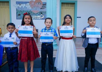 Niños tecleños se gradúan de cursos de idiomas