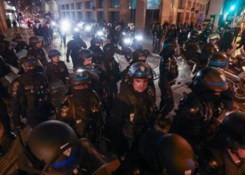 Detienen a cinco policías en Francia por muerte de un hombre durante disturbios