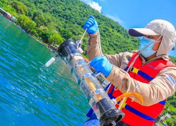 El Ministerio de Medio Ambiente verifica la calidad del agua del lago de Coatepeque