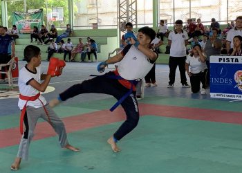 Jóvenes participan en competencia de karate en San Miguel