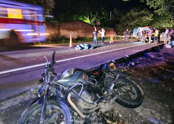 Choque entre rastra y motocicleta causa dos fallecidos en Santa Ana