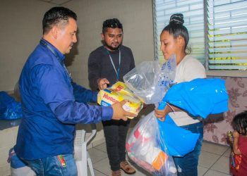 Gobierno entrega ayuda a familias afectadas por lluvias en La Paz