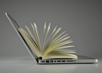 Sao Paulo cambia libros impresos por digitales en escuelas y dispara polémica