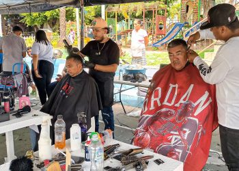 Barberos se unen para hacer cortes gratis en El Triunfo