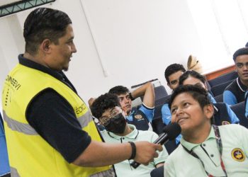 Capacitan a estudiantes y maestros sobre seguridad vial en Santiago Texacuangos
